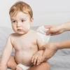 Les bons gestes Santé : coton ou lingettes pour nettoyer votre bébé