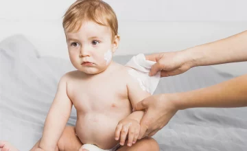 Les bons gestes Santé : coton ou lingettes pour nettoyer votre bébé
