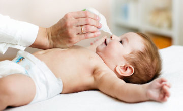 Les enfants de moins de 3 ans ne savent pas se moucher seuls. Un bébé ne respire que par le nez et pas par la bouche aussi la vigilance est de mise car un nez encombré risque d’altérer son alimentation et son sommeil.