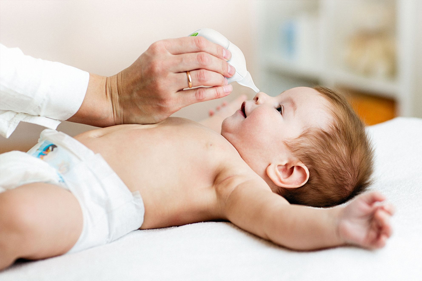 Les enfants de moins de 3 ans ne savent pas se moucher seuls. Un bébé ne respire que par le nez et pas par la bouche aussi la vigilance est de mise car un nez encombré risque d’altérer son alimentation et son sommeil.