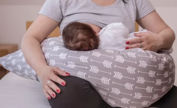 Indispensable pendant la grossesse, le coussin d’allaitement assure le soutien optimal de votre bébé pendant la tétée et permet d’éviter les crevasses liées à une mauvaise position. Par la suite, vous pouvez l’utiliser pour installer votre bébé. Découvrez les critères à prendre en compte pour faire le bon choix.