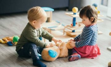 Selon la Directive européenne 2009/48/CE, tous les jouets doivent être conçus et fabriqués de façon à satisfaire les conditions d’hygiène, de propreté et pour éviter tout risque d’infection, de maladie ou de contamination.