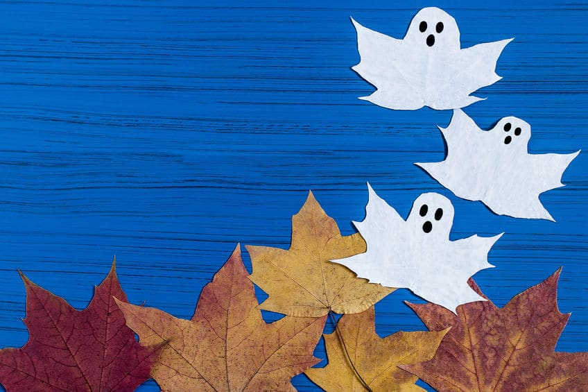 Vous avez envie de décorer la maison avec les enfants pour Halloween ? Voici une activité pour vous, et pour vos enfants dès 2 ans ! Créez des guirlandes de fantômes et de citrouilles pour Halloween !