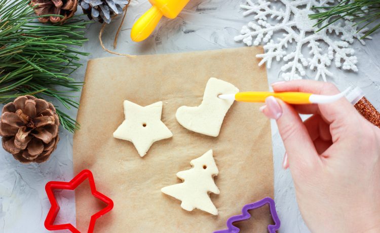 Créez des décorations de Noël en pâte à sel avec vos enfants 🎄