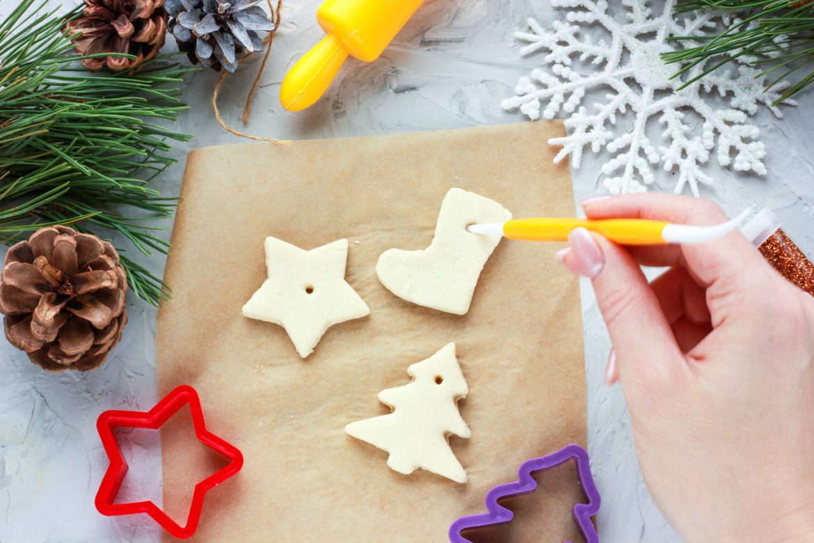Pour la décoration de Noël cette année, plutôt que d’acheter à nouveau des décorations, vous pouvez les fabriquer en pâte à sel avec vos enfants ! Réalisez de nombreuses figurines de Noël que vous voudriez voir sur votre sapin !