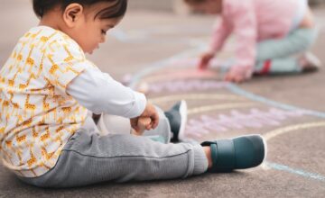 Les premières chaussures de bébé sont un moment important dans le développement de l’enfant. Elles lui permettront de marcher en toute sécurité et de protéger ses pieds. Voici quelques conseils pour choisir les bonnes chaussures pour votre bébé.